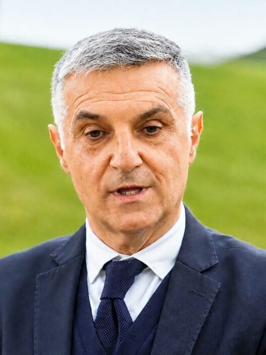 Riconoscimento per Angeloni dopo lo scudetto Primavera