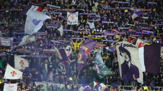 Firenze celebra i 100 anni della Fiorentina tra eventi e decorazioni