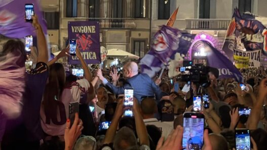 Festa Centenario Fiorentina: corteo, cori e fuochi d'artificio
