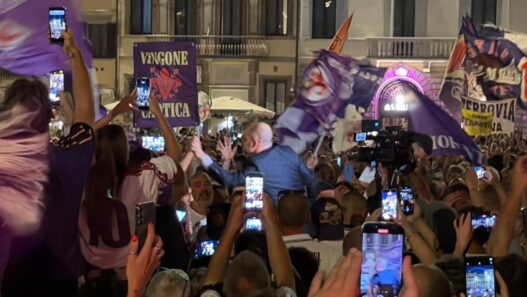 Festa Centenario Fiorentina: corteo, cori e fuochi d'artificio