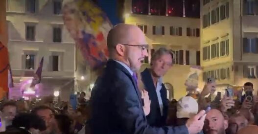 Commisso parla in piazza: un suono inatteso tra la folla