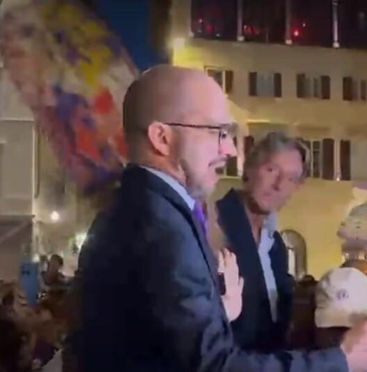 Commisso parla in piazza: un suono inatteso tra la folla