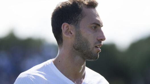 Calhanoglu elogia il mercato viola: "La Fiorentina acquista ottimi giocatori"
