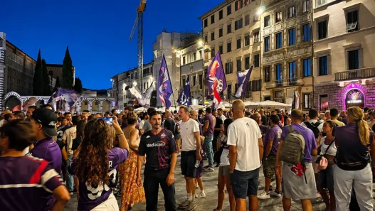 Folla di tifosi viola per il corteo del centenario della Fiorentina