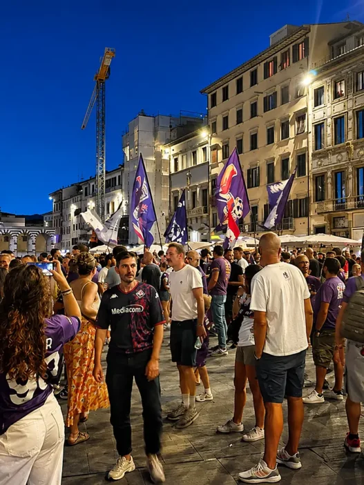 Folla di tifosi viola per il corteo del centenario della Fiorentina
