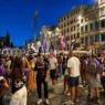 Folla di tifosi viola per il corteo del centenario della Fiorentina