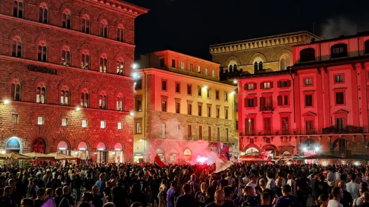 Corteo viola per il centenario: fuochi d'artificio sui Lungarni