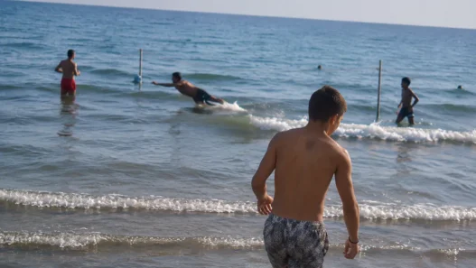 Mastantuono, idolo immediato: Ferragosto in spiaggia con i tifosi viola
