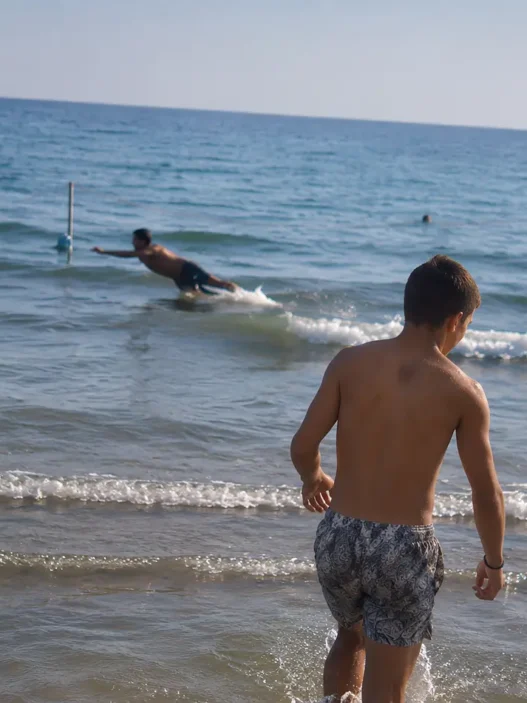 Mastantuono, idolo immediato: Ferragosto in spiaggia con i tifosi viola