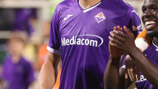 Fiorentina, ipotesi terza maglia: blu con dettagli bianchi e rossi