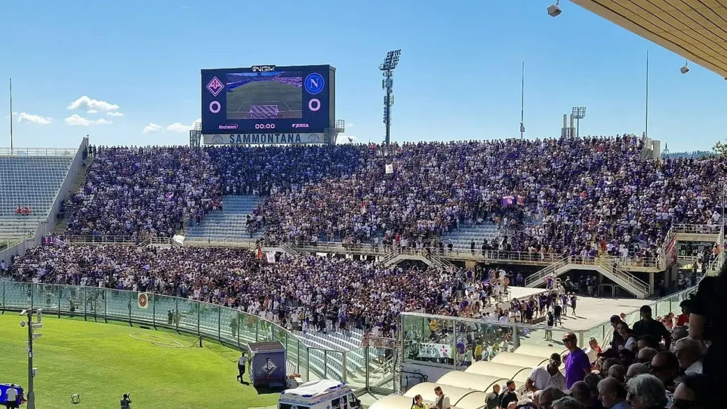 Curva Ferrovia senza striscioni e gruppi organizzati all'inizio della partita