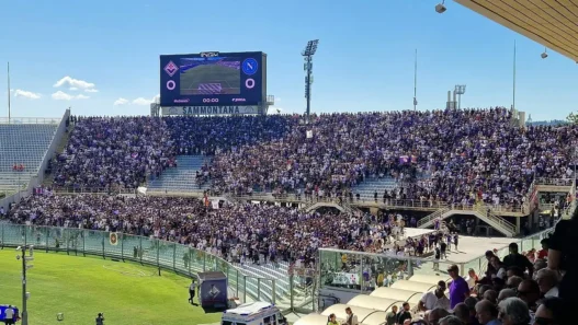 Curva Ferrovia senza striscioni e gruppi organizzati all'inizio della partita
