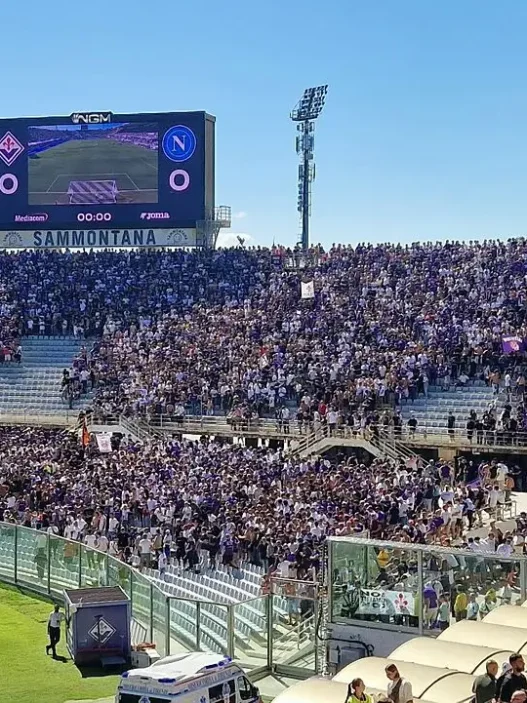 Curva Ferrovia senza striscioni e gruppi organizzati all'inizio della partita