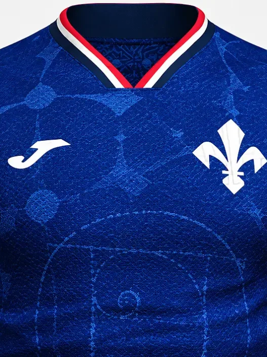 Fiorentina, svelata la possibile terza maglia: blu con giglio bianco