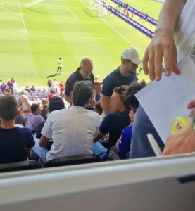 Tifoso Napoli offensivo in Tribuna: gesti e reazione, poi l'intervento degli steward