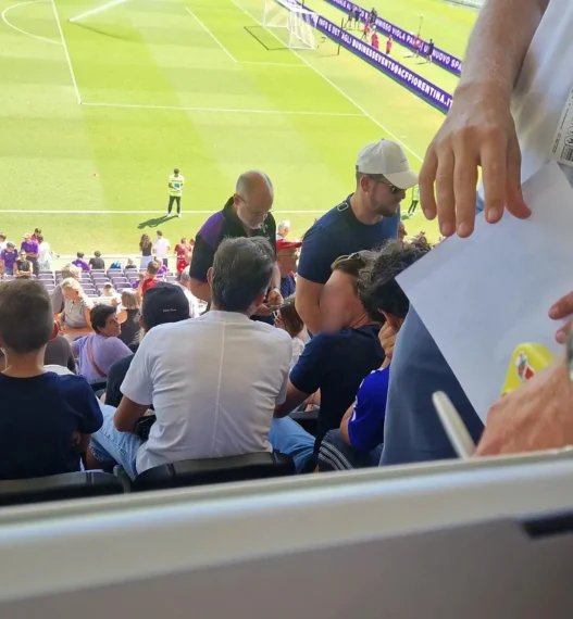 Tifoso Napoli offensivo in Tribuna: gesti e reazione, poi l'intervento degli steward