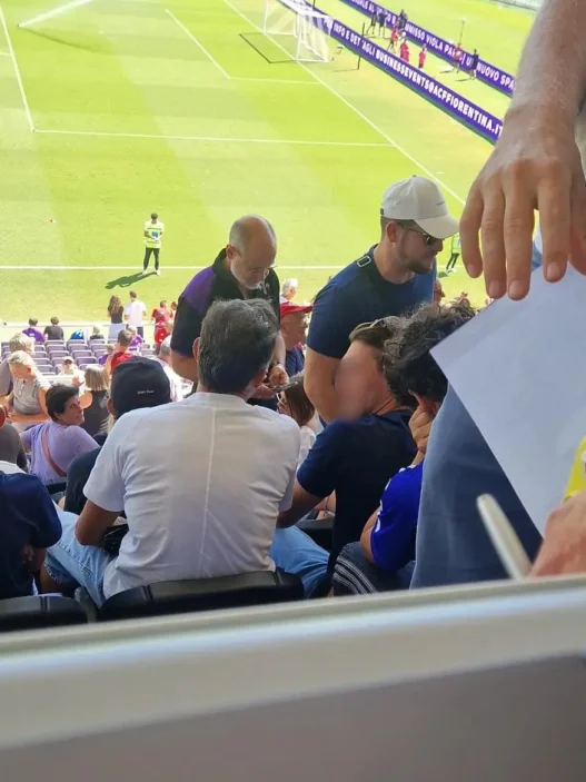 Tifoso Napoli offensivo in Tribuna: gesti e reazione, poi l'intervento degli steward