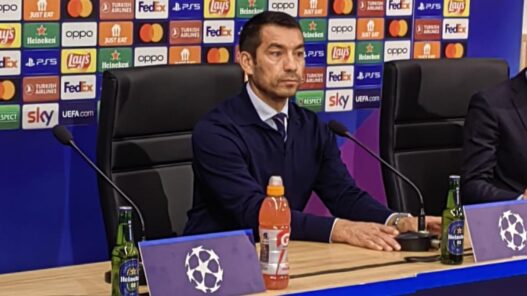 Van Bronckhorst: "Il Como, una favola che ricorda il Barcellona"