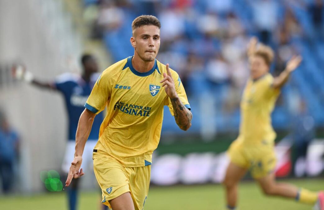 Raimondo, l'attaccante del Frosinone che cita Cavani e fa sognare Napoli