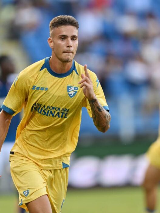 Raimondo, l'attaccante del Frosinone che cita Cavani e fa sognare Napoli