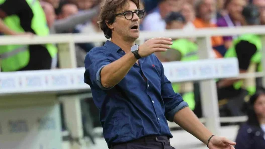 Vanoli valuta la difesa a tre: una mossa inedita per la Fiorentina