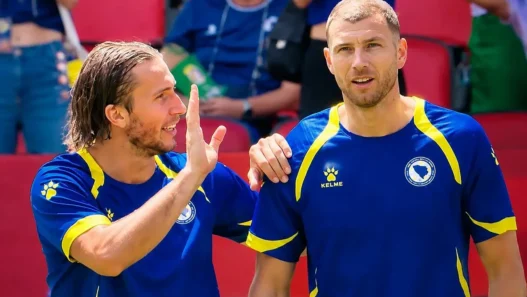 Addio alla nazionale per Edin Dzeko: Sarajevo lo celebra con una maglia gigante