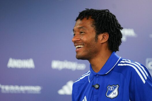 Cuadrado: fischi e striscione ostile al suo ritorno in Colombia