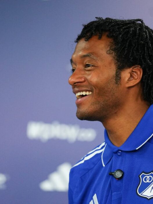 Cuadrado: fischi e striscione ostile al suo ritorno in Colombia